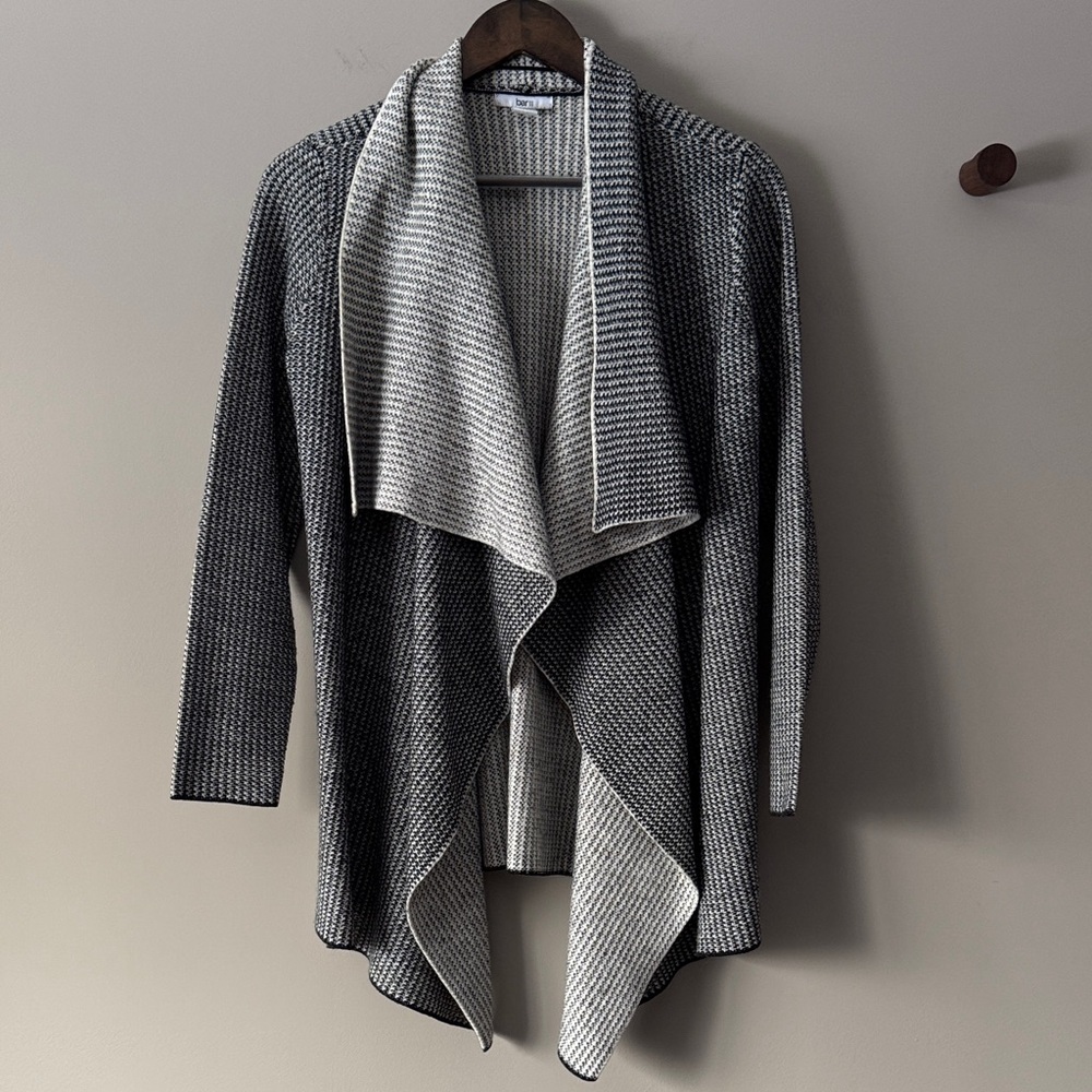 BAR III HOUNDSTOOTH SHAWL BLACK AND WHITE SIZE MEDIUM